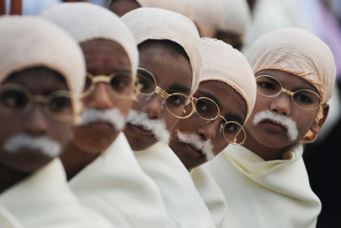 485 enfants indiens, déguisés en Mohandas Karamchand Gandhi, étaient réunis lors d?une marche pour la paix à Calcutta, le 29 janvier 2012, à la veille de l'anniversaire de la mort du Mahatma.