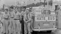 George Lincoln Rockwell (3ème à partir de la gauche) et son camion de la haine en 1961