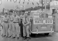 George Lincoln Rockwell (3ème à partir de la gauche) et son camion de la haine en 1961