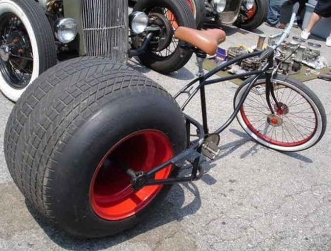 Un vélo avec une énorme roue.