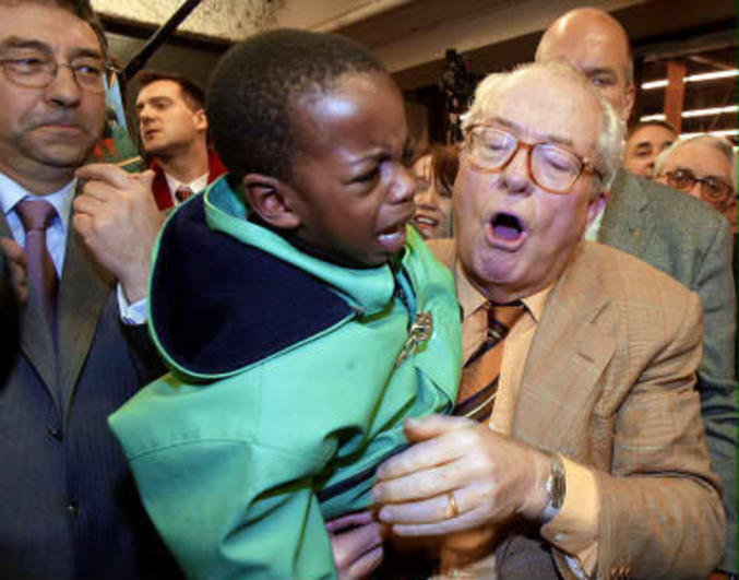 Un enfant pas très confiant dans les bras de Jean-Marie Le Pen.