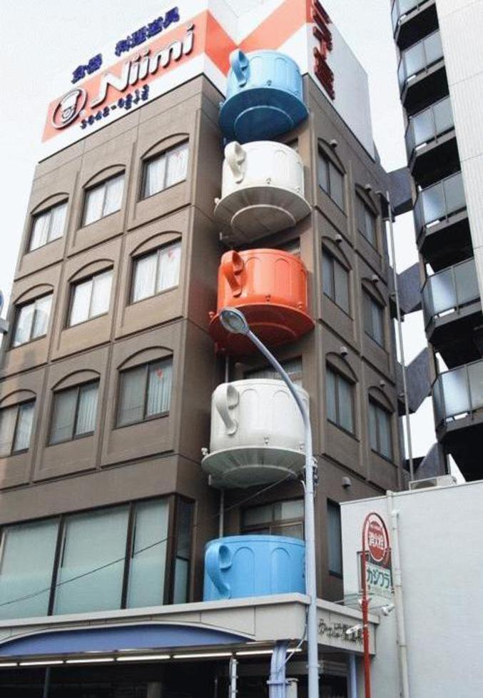 Des balcons en forme de tasses à café.