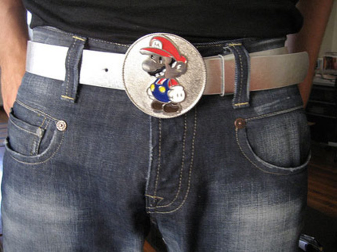 Une ceinture ayant pour boucle Mario.