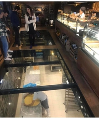 Si tu viens en jupe, le boulanger voit tes miches !