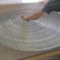 Jouer avec des anneaux de métal