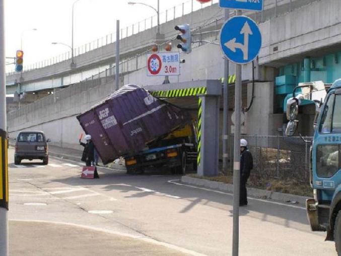 Un camion qui a mal évalué la distance au pont