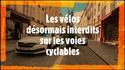 y'a une voix off