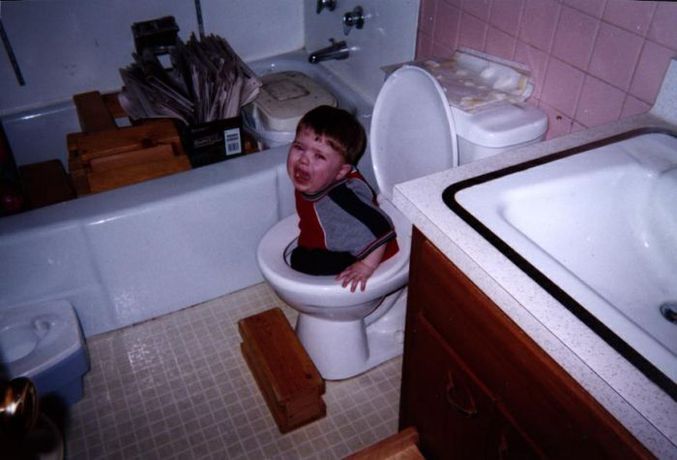 Un enfant coincé dans les toilettes.