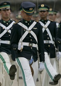 Moment de solitude à un défilé militaire