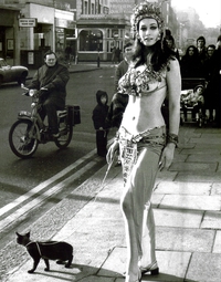 A Londres, Mylo se fait balader par sa maîtresse