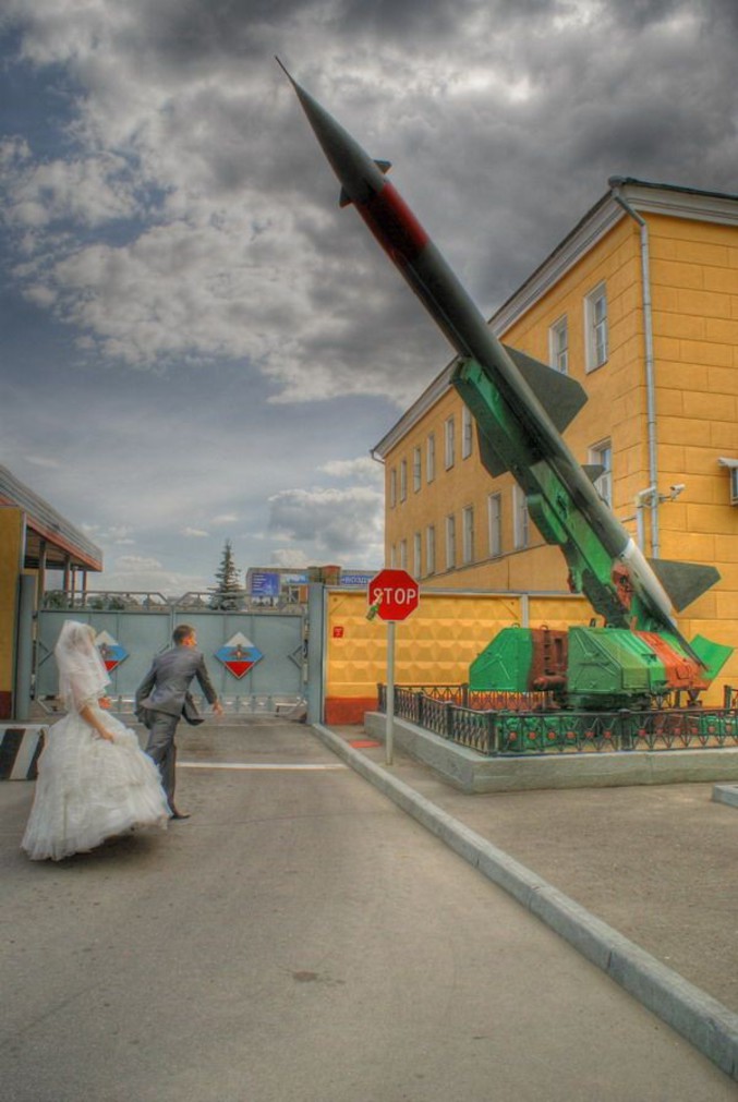 Un couple célèbre leur mariage en brisant une bouteille de champagne sur un missile.