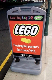 Nous détruisons les pieds des parents depuis 1932