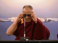 Pourquoi le Dalaï-lama se cache derrière des lunettes ?
