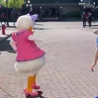 Jirouette se fait arrêter pour prostitution au parc d’attraction 