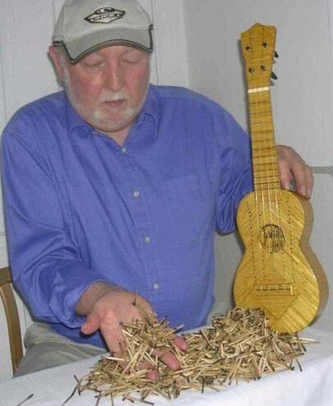Une guitare faite en allumettes