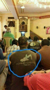 Pendant le prêche de l'imam...