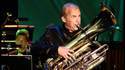 Le type qui gère son tuba 