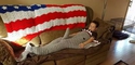 Grand-mère a tricoté un requin-sac de couchage 