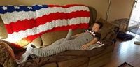 Grand-mère a tricoté un requin-sac de couchage 