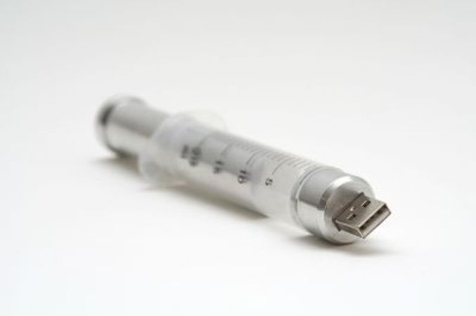 Une seringue pour les drogués du PC