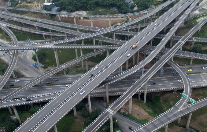Quinze bretelles de circulation permettent aux véhicules de passer d’un niveau à l’autre, dans huit directions différentes…
Normal c'est Chinois !