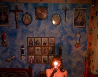 Une jeune fille très pieuse