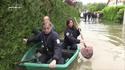 Des policiers qui se mettent à l'eau