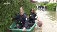 Des policiers qui se mettent à l'eau