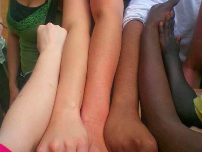 Si tous les enfants de la Terre pouvaient comparer la couleur de leur bras.