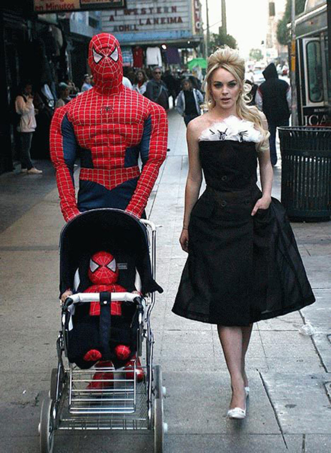 La famille de Spiderman se promène tranquillement dans la rue.