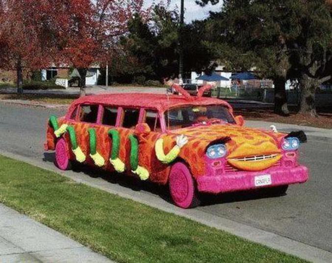 Une voiture customisée en mille-pattes.