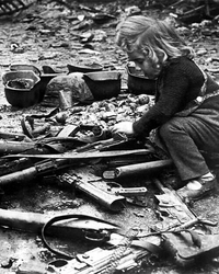 Avril 1945: une petite fille joue avec des fusils d'assaut...