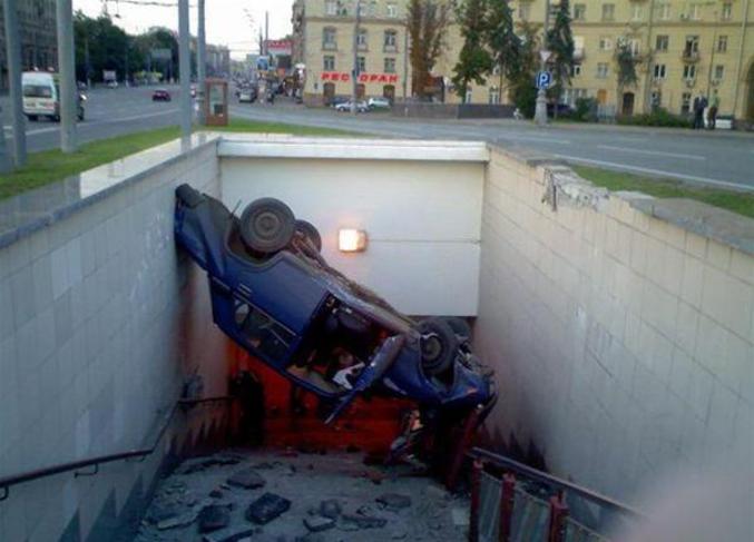 Une voiture se retrouve sur un escalier vers le métro.