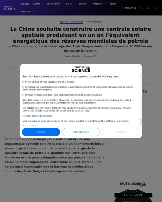 La Chine a annoncé un projet ambitieux visant à construire une centrale solaire spatiale d'un kilomètre de large en orbite géostationnaire, capable de produire en un an une quantité d'énergie équivalente à celle de toutes les réserves mondiales de pétrole. ([trustmyscience.com](https://trustmyscience.com/chine-prevoit-gigantesque-centrale-solaire-spatiale-produire-energie-tout-petrole-terre-un-an/?utm_source=chatgpt.com))  

### La position géostationnaire de la station  
Cette station solaire serait positionnée à 36 000 km au-dessus de la Terre, en orbite géostationnaire. Cela signifie qu'elle resterait stationnaire par rapport à un point fixe sur la surface terrestre, généralement au-dessus du territoire chinois, et ne passerait pas au-dessus d'autres pays. Cette stabilité est rendue possible car l'orbite géostationnaire compense la rotation de la Terre.  

### Transmission de l'énergie  
L'énergie captée serait ensuite transmise vers la Terre via des micro-ondes, ce qui élimine les interruptions liées au cycle jour-nuit ou aux conditions météorologiques terrestres. ([neozone.org](https://www.neozone.org/aerospatiale/100-000-millions-de-kwh-la-chine-va-construire-une-gigantesque-centrale-solaire-spatiale/?utm_source=chatgpt.com))  

### Moyens de mise en œuvre  
Pour réaliser ce projet, la Chine prévoit d'utiliser sa fusée super-lourde réutilisable Longue Marche-9, capable de transporter des charges utiles de 150 tonnes en orbite basse. Cette fusée permettra d'acheminer les différents modules de la centrale solaire pour un assemblage en orbite.  

### Contexte global  
Ce projet s'inscrit dans la stratégie énergétique de la Chine visant à diversifier ses sources d'énergie et à réduire sa dépendance aux combustibles fossiles. D'autres nations, comme les États-Unis, l'Agence spatiale européenne et le Japon, explorent également des concepts similaires de centrales solaires spatiales.  

Pour en savoir plus, vous pouvez consulter les articles suivants :  
- [La Chine souhaite construire une centrale solaire spatiale produisant en un an l’équivalent énergétique des réserves mondiales de pétrole](https://trustmyscience.com/chine-prevoit-gigantesque-centrale-solaire-spatiale-produire-energie-tout-petrole-terre-un-an/)  
- [La Chine va construire une centrale solaire géante dans l'espace !](https://www.futura-sciences.com/sciences/actualites/astronautique-chine-va-construire-centrale-solaire-geante-espace-118953/)  
- [La Chine va construire une centrale solaire géante dans l'espace](https://www.neozone.org/aerospatiale/100-000-millions-de-kwh-la-chine-va-construire-une-gigantesque-centrale-solaire-spatiale/)  