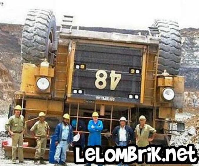 Des ouvriers ont réussi à retourner un énorme camion et ont l'air d'en être fiers.