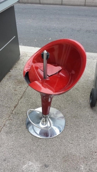 Quand ta chaise préférée est cassée ça fait mal au cul