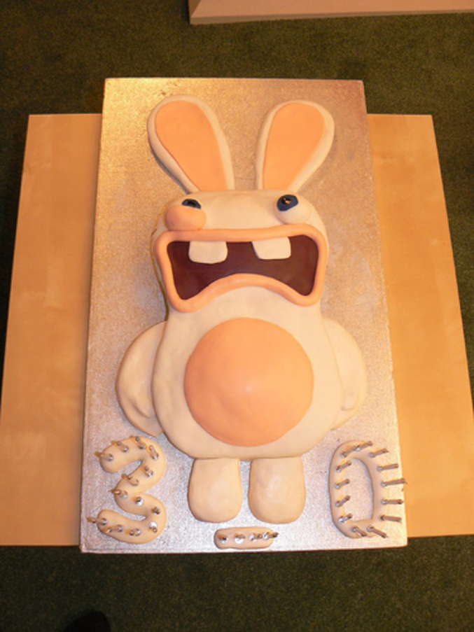 Un gâteau à l'effigie du lapin crétin.