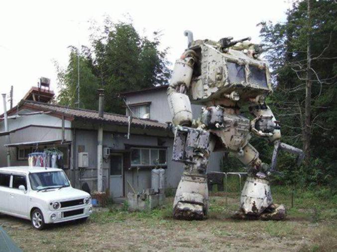 Un robot fabriqué à base de carcasses de voitures