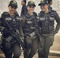 Normal d'avoir la gaule avec de telles policières
