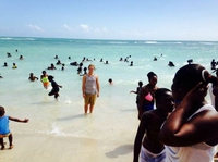 Plage noire de monde