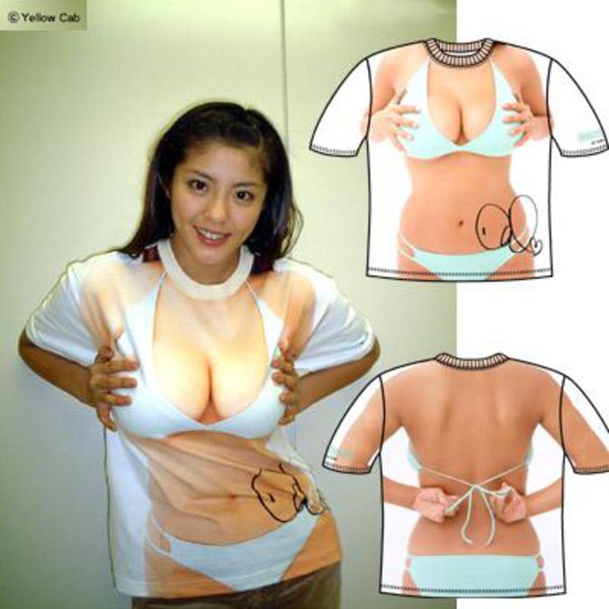Un tee-shirt qui imite une poitrine opulente dans un maillot de bain