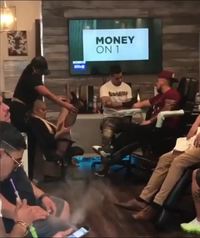 Pendant ce temps, chez le tatoueur