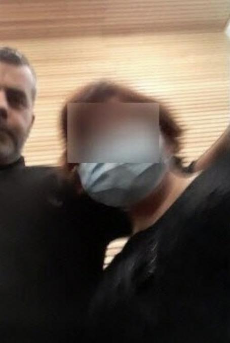 La récente révélation selon laquelle Nordahl Lelandais, condamné pour les meurtres de la petite Maëlys et du caporal Arthur Noyer, aurait entretenu une relation intime avec une admiratrice en prison — allant jusqu’à "l’épouser" symboliquement et avoir un enfant avec elle — a suscité une nouvelle onde de stupeur. Cette femme, après avoir vécu avec lui des épisodes de violence, aurait alerté la police, affirmant qu’il avait tenté de l’étrangler et lui avait confié des détails inédits sur le meurtre de Maëlys. Ce n’est pourtant pas un cas isolé. Un phénomène bien réel, documenté par les psychiatres et sociologues, concerne des femmes qui tombent amoureuses, voire obsédées, de criminels violents, parfois même de tueurs d’enfants ou de violeurs multirécidivistes. Ce comportement porte un nom : l’hybristophilie.

L’hybristophilie est une attirance sexuelle ou affective pour une personne ayant commis des crimes graves, souvent violents. Certaines femmes se sentent attirées par la "virilité" supposée de ces hommes, qu’elles perçoivent comme puissants ou capables d’agir sans entrave — mais cette notion de virilité est profondément tordue et problématique : quel pouvoir ou force y a-t-il à violer et tuer un enfant sans défense ? Cette vision n’a aucun fondement rationnel ; elle relève souvent d’une fascination malsaine ou d’une projection psychique, où la violence est confondue avec une forme d’intensité passionnelle. Dans certains cas, ces femmes ont été elles-mêmes victimes de violences, et leur attirance découle de schémas psychologiques profondément ancrés. D’autres se sentent valorisées d’être « choisies » par un criminel célèbre et inaccessible, ce qui leur donne l’illusion d’exister à travers une relation exceptionnelle. Il arrive aussi que certaines d’entre elles soient tout simplement attirées par la célébrité, même si elle provient d’un acte monstrueux : la médiatisation d’un tueur en série le transforme en figure publique, parfois même en icône, aussi absurde que cela paraisse.

L’ampleur du phénomène est bien réelle. Des gardiens de prison, comme ceux de la prison de Clairvaux ou de Fresnes en France, ont rapporté que certains détenus très dangereux reçoivent des dizaines de lettres par mois, souvent d’amour, parfois très explicites. Aux États-Unis, le cas de Ted Bundy est emblématique : malgré ses crimes (plus de 30 jeunes femmes violées, torturées et tuées), il recevait des lettres d’amour quotidiennes, avait des fans à ses procès, et a même conçu un enfant avec une admiratrice pendant son incarcération. Richard Ramirez, le "Night Stalker", violeur et meurtrier de femmes et d’enfants, a reçu des centaines de lettres d’admiratrices et s’est marié en prison avec une fan convaincue de son innocence. Anders Behring Breivik, responsable du massacre de 77 personnes en Norvège, a lui aussi reçu des propositions de mariage et des lettres d’amour dans sa cellule.

Dans un documentaire sur les prisons américaines, un détenu ayant été témoin de ce phénomène déclarait : « Certains gars ici sont devenus plus populaires que des rock stars. Ils ont violé des gamins, tué des femmes, et y’a quand même des nanas qui les trouvent sexy. » Un surveillant ajoutait : « On voit passer des lettres hallucinantes. Des femmes disent qu’elles comprennent leur souffrance, qu’elles veulent les aider, qu’elles les aiment. Certaines viennent à chaque parloir. »

Ce mélange de pulsions, de fantasmes, de médiatisation et de détresse psychologique compose un tableau déroutant mais réel. Loin d’être marginal, ce phénomène interroge notre rapport collectif à la violence, à la célébrité, et à la fascination du mal.

En comparaison, les cas d’hommes tombant amoureux de femmes criminelles violentes ou pédocriminelles sont beaucoup plus rares, voire marginaux. Il existe quelques exemples célèbres, comme celui de Karla Homolka, qui a violé et tué avec son compagnon plusieurs jeunes filles au Canada, dont sa propre sœur. Malgré l’horreur de ses crimes, elle a reçu des lettres et des soutiens masculins, mais dans des proportions bien moindres que ce que vivent les tueurs en série hommes. Il arrive que des hommes écrivent à des femmes incarcérées pour meurtre, mais la dynamique semble différente : il ne s’agit pas aussi fréquemment d’adoration ou de fantasme de toute-puissance. Très peu d’hommes s’éprennent de femmes ayant violé des enfants ou tué des hommes, et lorsqu’ils le font, il s’agit souvent de cas isolés, sans effet de masse ni médiatisation romantisée. Ce déséquilibre soulève des questions importantes sur la perception genrée de la violence : une violence masculine brutale est parfois perçue comme fascinante ou "dominante", tandis que la violence féminine reste davantage perçue comme monstrueuse ou dérangeante, sans l’aura de pouvoir ou de prestige que certaines femmes — à tort — projettent sur les tueurs célèbres.
