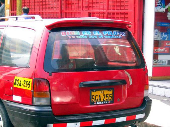 Un autocollant sur un taxi péruvien qui n'est pas super rassurant. "Dieu est le pilote, je ne suis que le co-pilote".