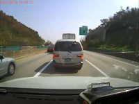 Les camions sur l'autoroute
