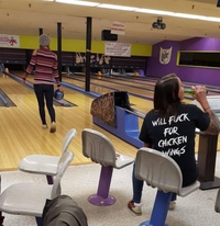 Elle baise pour des ailes de poulet