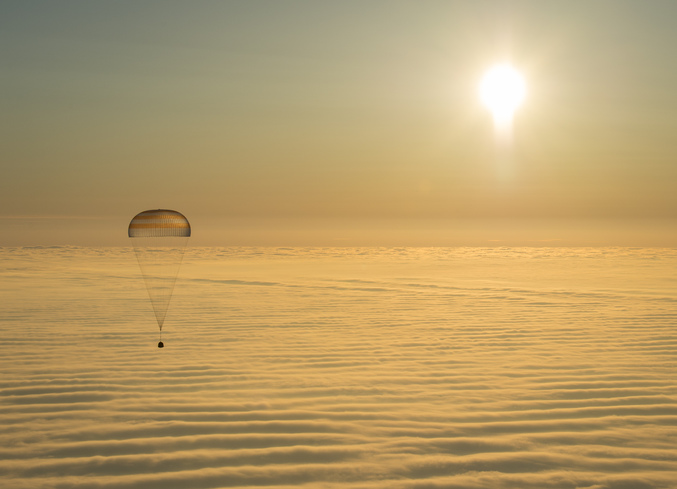 Une capsule Soyuz retournant de la station spatiale internationale, avec trois astronautes à son bord. (N'hésitez pas à la passer en plein écran, ça rend bien mieux!)