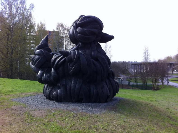 De l'artiste estonien Villu Jaanisoo
Rubber Duck(2003)
Retretti Art Center de  Punkaharju, finlande

http://www2.pirkkala.fi/villusoo/


