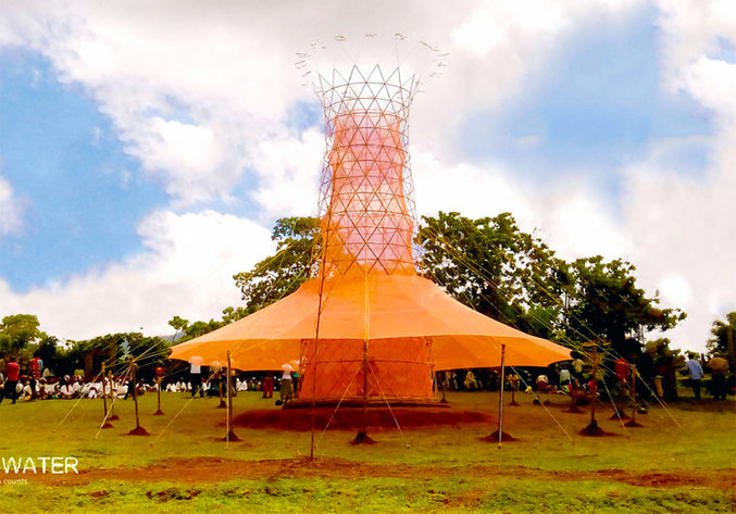 La Warka Water Tower est une structure simple mais innovante, conçue spécialement pour récolter l’eau présente dans l’air ! En combinant une structure en bambou et une maille recyclable et biodégradable, la Warka Water Tower est capable de récolter jusqu’à 100 litres d’eau potable par jour ! Ce piège à eau pèse seulement 90 kg, et peut être assemblé par six personnes en seulement quatre jours. Warka Water est un brillant projet expérimental conçu par le designer Arturo Vittori et le studio Architecture and Vision, afin d’offrir une source d’eau alternative pour les communautés rurales, confrontées à des défis d’accès à l’eau potable. Après une campagne Kickstarter réussie en 2015, une première Warka Water Tower a été installée en Éthiopie, apportant eau potable, ombre, lieu social et potager économe en eau. Vous pouvez soutenir ce projet directement sur le site du projet Warka Water ( http://www.warkawater.org/ )
plus de photos et d'infos : 
http://www.warkawater.org/media