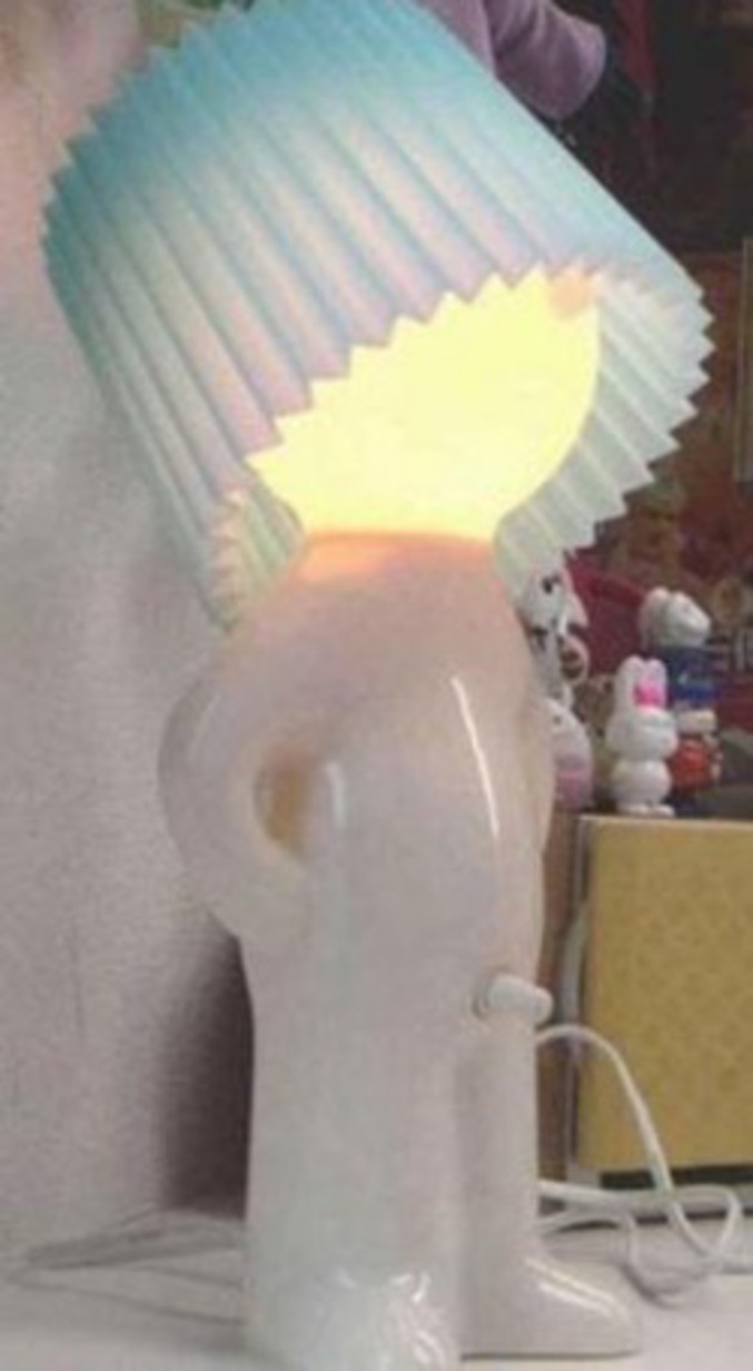 Une lampe de chevet en forme de mec à poil